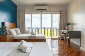 4 bedrooms, iron/ironing board, WiFi, bed sheets - Luxurious Cedar Home @ Canyon Woods w/ Pool & View (Laurel)