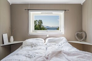 3 soverom, skrivebord, strykejern/-brett og reiseseng for barn