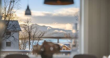 Countryside Holiday Home in Norwegian Fjord with Mountain Views & Serene Gardens