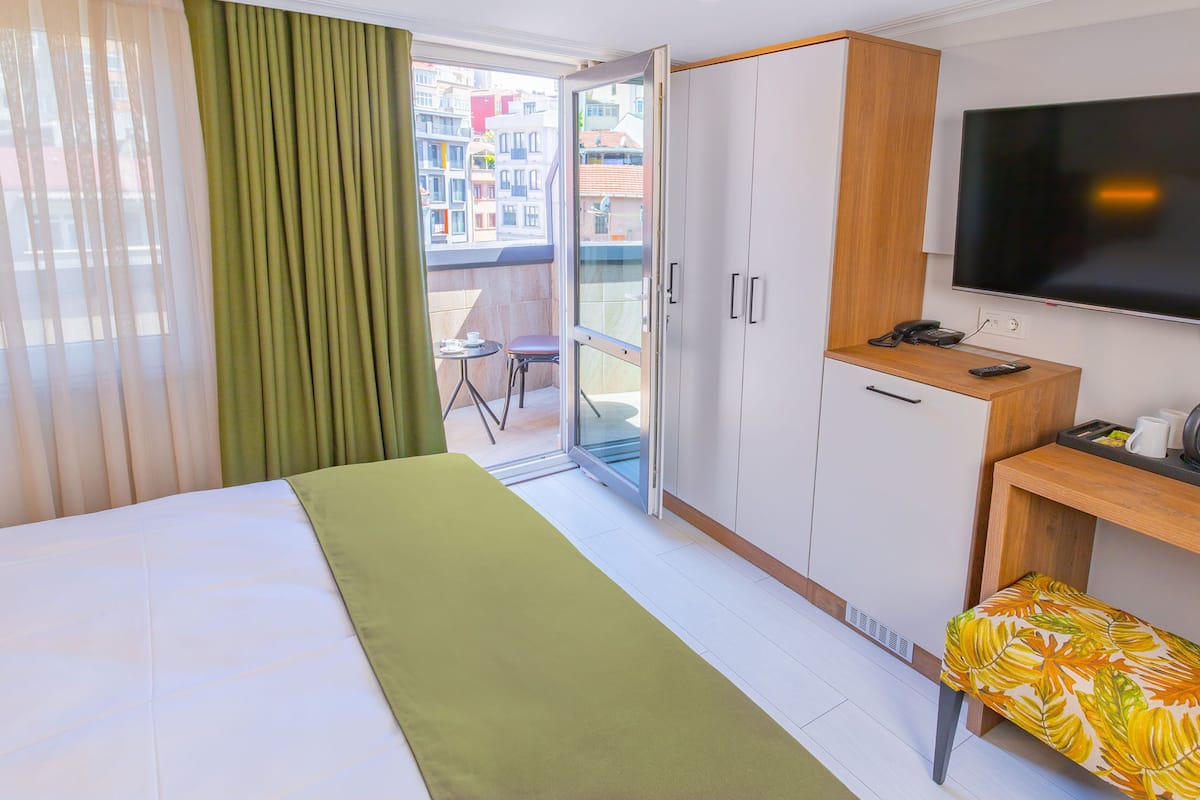 Een minibar, een kluis op de kamer, een laptopwerkplek