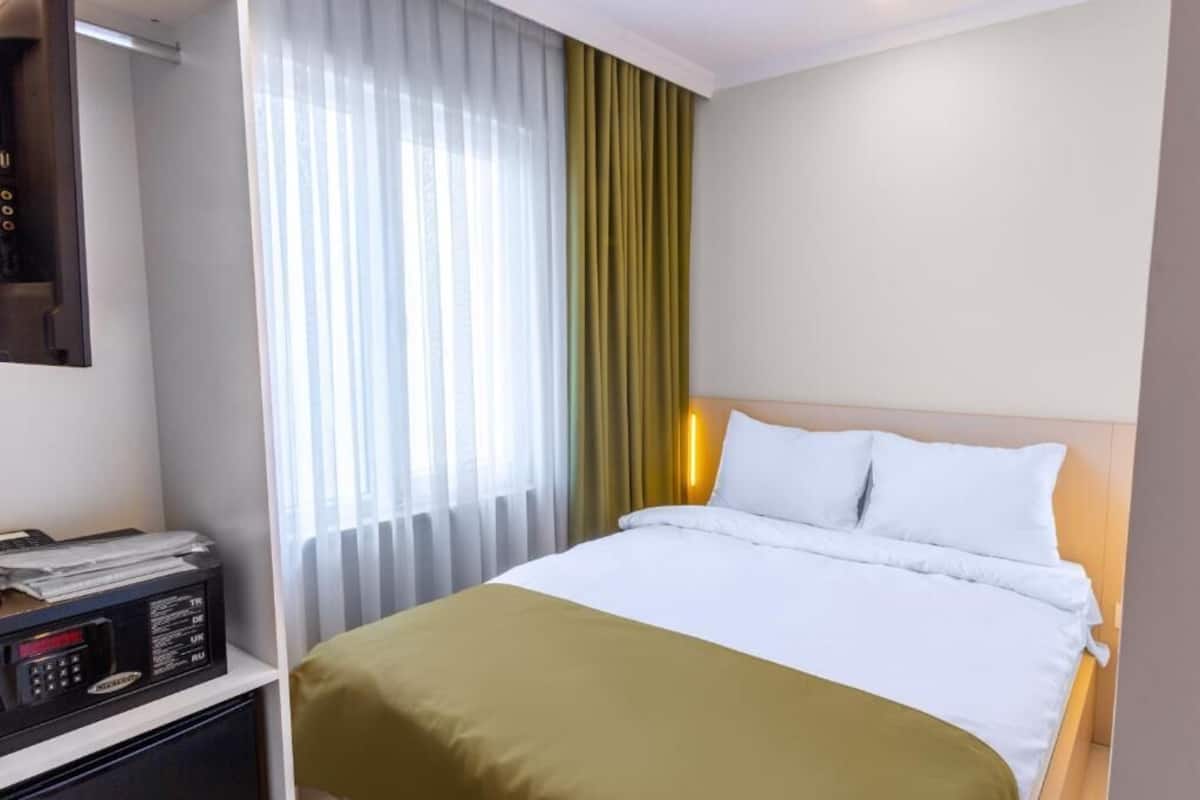 Economy kamer | Een minibar, een kluis op de kamer, een laptopwerkplek