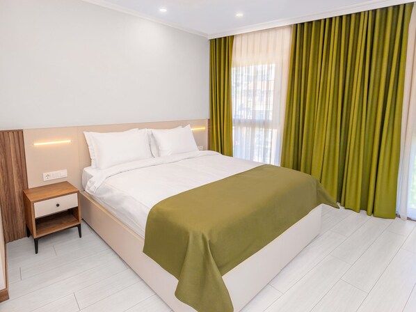 Tremannsrom – deluxe, byutsikt | Minibar, safe på rommet, skrivebord for bærbar PC og lydisolert