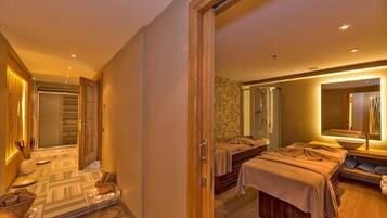 Sauna, tina de hidromasaje, baño de vapor, baños de barro y masajes