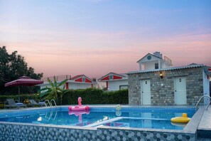 Outdoor pool - Hriday Bhoomi - Luxury Cottages & Villa (Ramnagar)