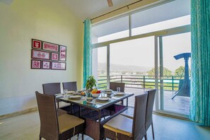 Living area - Hriday Bhoomi - Luxury Cottages & Villa (Ramnagar)