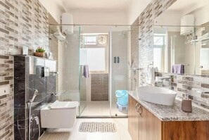 Douche, articles de toilette (gratuits), pantoufles, serviettes fournies