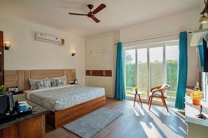 Desk, laptop workspace, free WiFi - Hriday Bhoomi - Luxury Cottages & Villa (Ramnagar)