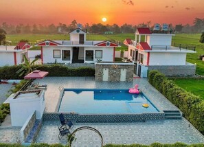 Outdoor pool - Hriday Bhoomi - Luxury Cottages & Villa (Ramnagar)