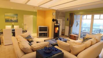 Fernseher, Kamin, Bücher