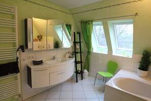 Sèche-cheveux, serviettes fournies