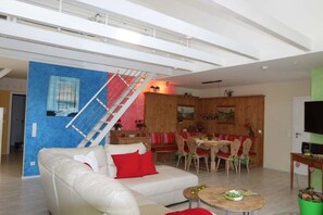 Fernseher, Kamin, Bücher