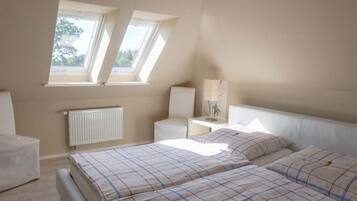 2 Schlafzimmer, Zimmersafe, Schreibtisch, Bügeleisen/Bügelbrett