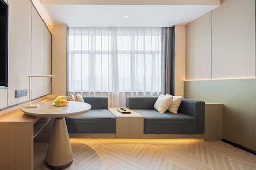 Suite, Stadtblick | Wohnbereich | 50-Zoll-LCD-Fernseher mit Kabelempfang, Kinderspielzeug