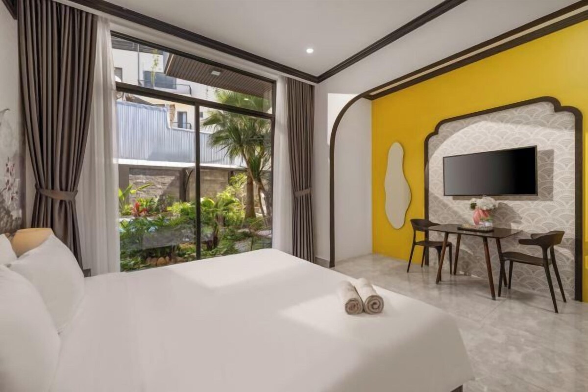 Minibar, desk, free WiFi, bed sheets