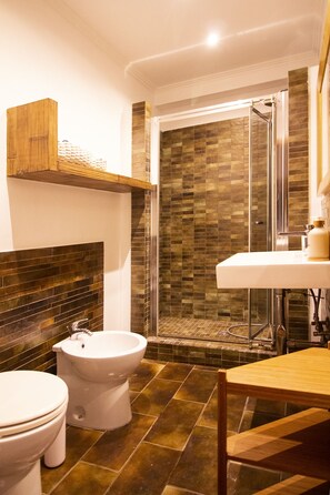 Douche, sèche-cheveux, bidet, serviettes fournies