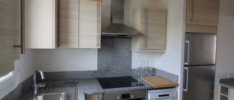 Réfrigérateur, four, lave-vaisselle, cafetière/bouilloire