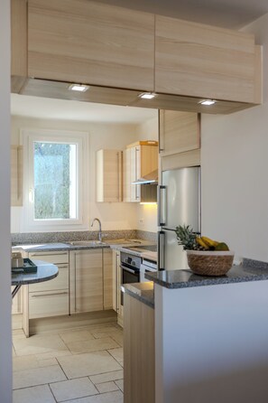 Kjøleskap, ovn, oppvaskmaskin og kaffetrakter/tekoker