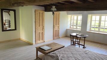 5 bedrooms, iron/ironing board, free WiFi, bed sheets