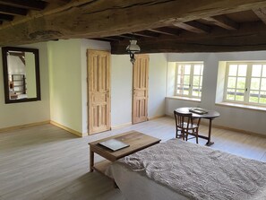 5 bedrooms, iron/ironing board, free WiFi, bed sheets