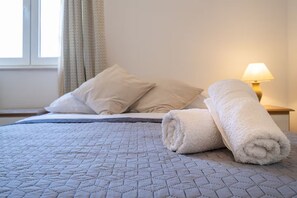 3 bedrooms, WiFi, bed sheets - 3-Bedroom Apartment in Prizba with Ocean Views - Ideal for Families and groups (Smokvica)