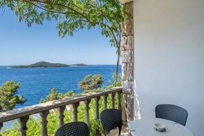 Outdoor dining - 3-Bedroom Apartment in Prizba with Ocean Views - Ideal for Families and groups (Smokvica)