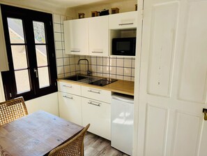 Private kitchen - Rental apartment with closed kitchen near thermal center (Brides-les-Bains)