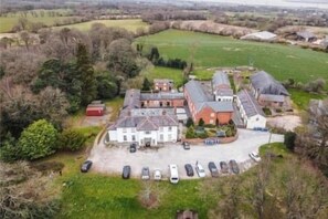 Exterior - Super King Room • Bath Only • Free Wi-Fi • TV • Mold (Mold)