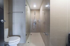 Shower, hair dryer, bidet, towels