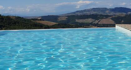 Holiday, where Tuscany is still authentic. 16th c. Villa, Infinity pool: Quercia