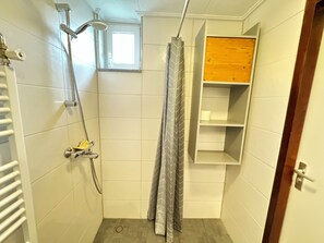 Dusch, handdukar och toalettpapper