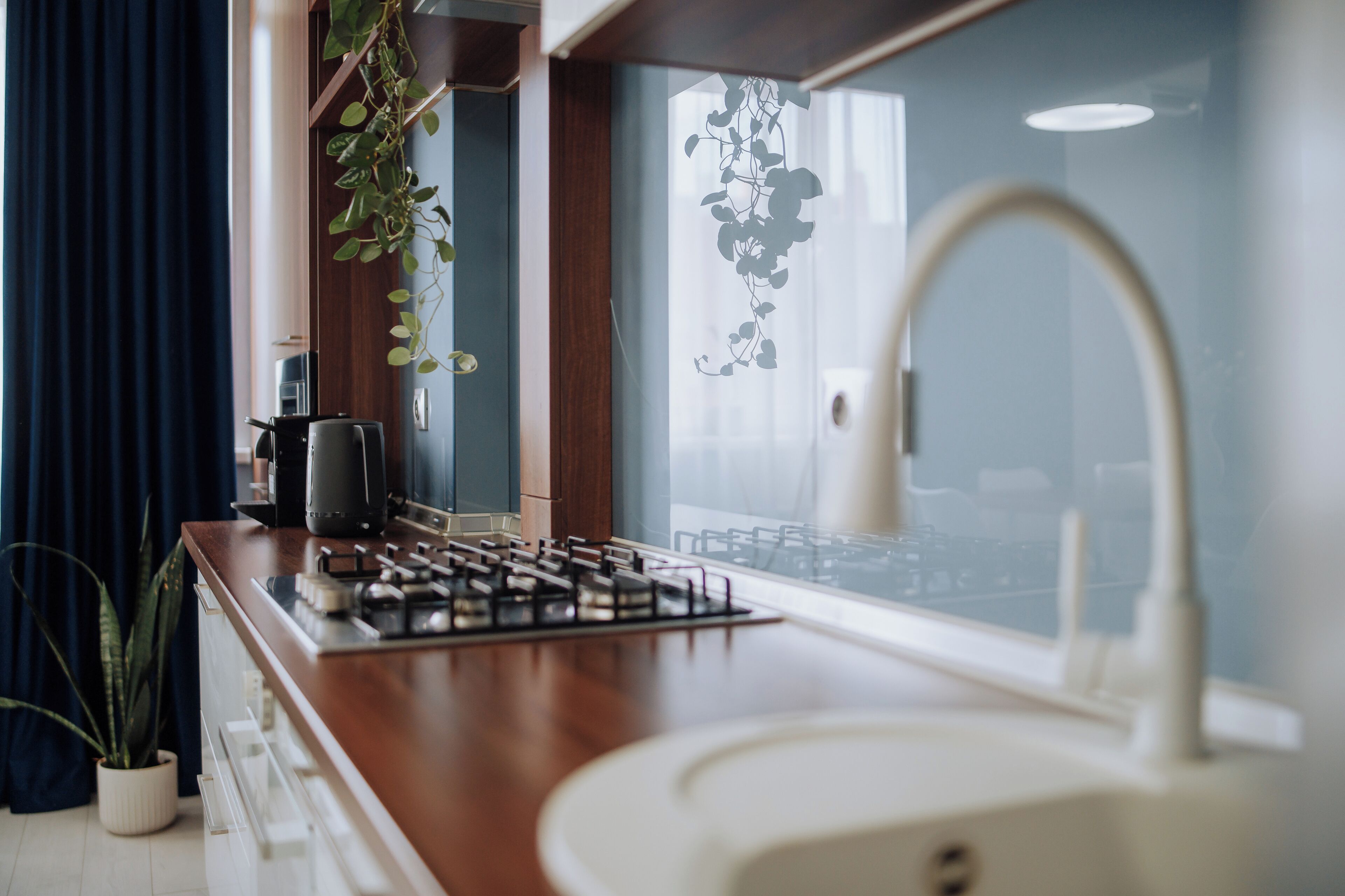 Microondas, horno, parrilla de estufa y cafetera y tetera 