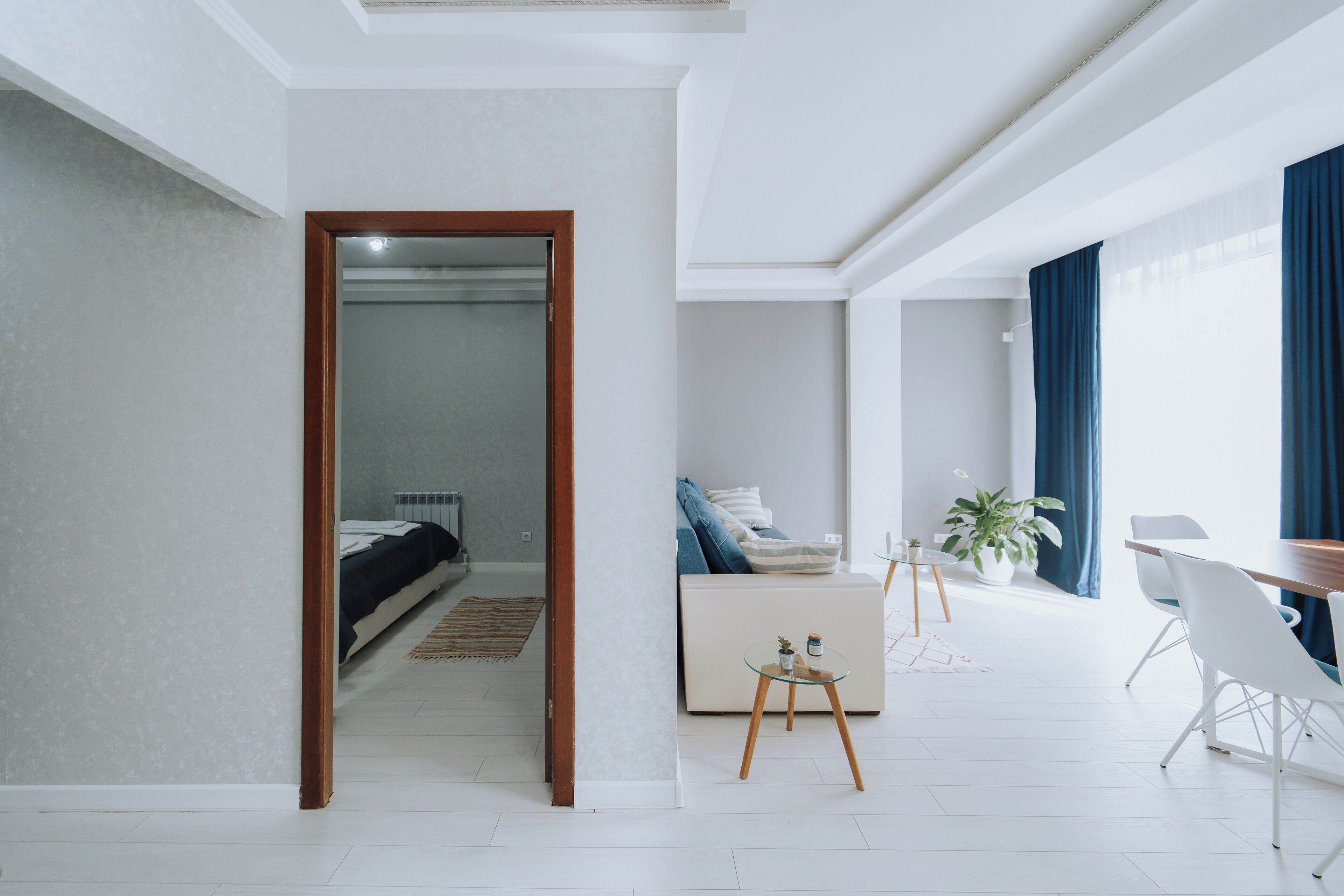 1 habitación, tabla de planchar con plancha y cuna de viaje 