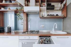Mikrowelle, Ofen, Herdplatte, Wasserkocher mit Kaffee-/Teezubehör