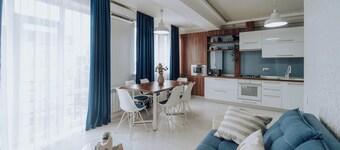 Sunny 1BR on Riscani – with French Balcony