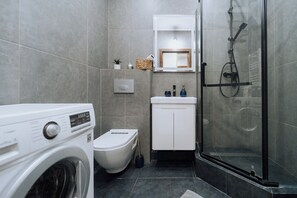 Douche, séchoir à cheveux, serviettes fournies, savon