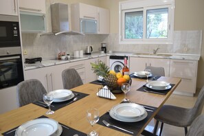 Fridge, oven, stovetop, coffee/tea maker