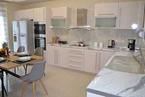 Fridge, oven, stovetop, dishwasher
