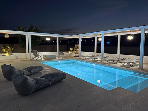 Azure Dreams 4-bedroom villa with pool