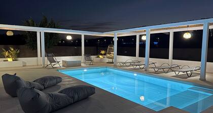 Azure Dreams 4-bedroom villa with pool