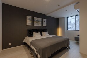 Premium bedding, desk, laptop workspace, blackout curtains - Origami Twins (Hakuba)