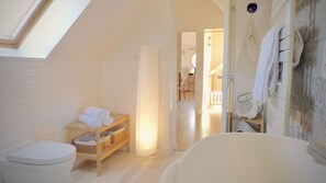 Suihku, hiustenkuivaaja, pyyhkeet