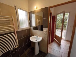 Towels, soap, shampoo, toilet paper