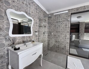 Chambre Double Exécutive | Salle de bain | Baignoire et douche séparées, baignoire relaxante profonde