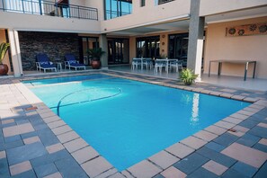 Outdoor pool - Escapade Lux Guesthouse (Gaborone)