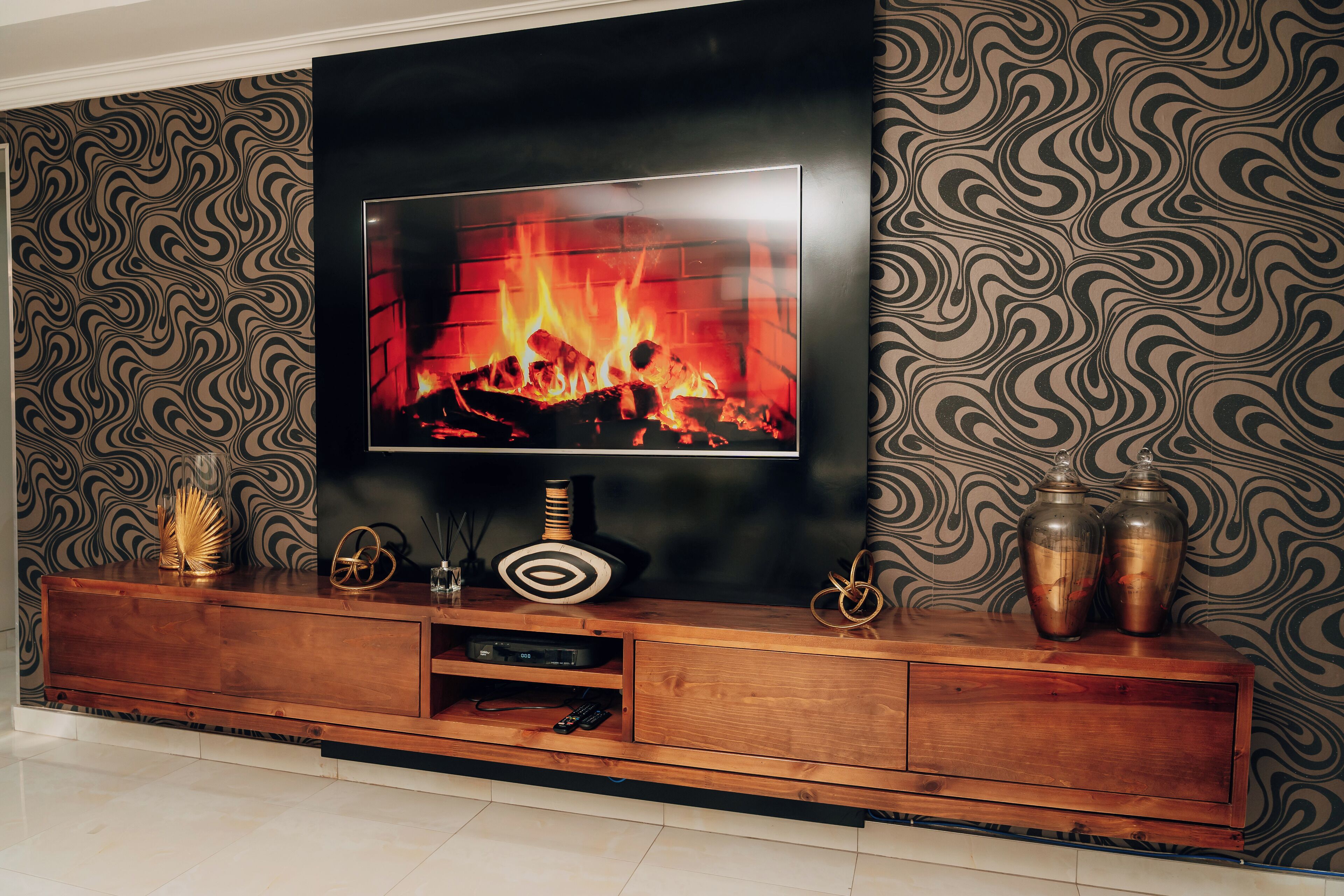 Una sala de estar moderna con un televisor de pantalla plana montado sobre un mueble de madera.