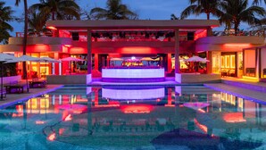 Quầy bar sát hồ bơi