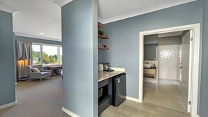 Apartamento moderno com sala de estar, cozinha e banheiro.