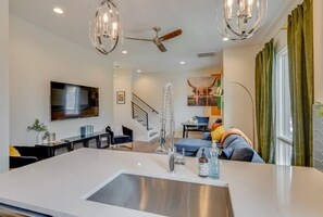 Una televisión, una oficina