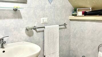 Hiustenkuivaaja, bidee, pyyhkeet, saippua