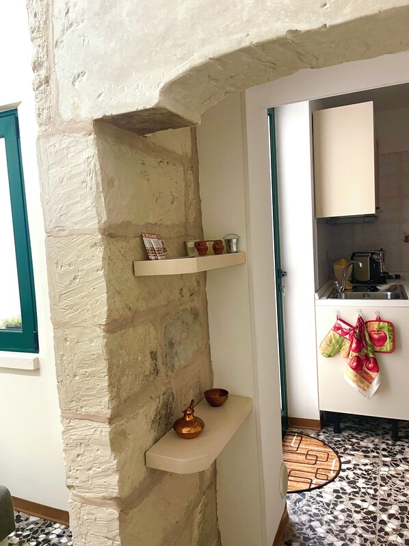 Een koelkast, een microgolfoven, een kookplaat